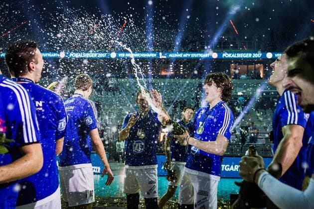 Mannheim, Deutschland, 29.01.2017: Volleyball DVV Pokal Saison 2016 2017 - DVV Pokalfinale 2017 - Siegerehrung. Tomas Rousseaux (Friedrichshafen 14) sorgt für eine Sektdusche. Der VfB Friedrichshafen gewinnt den DVV Pokal 2017.
