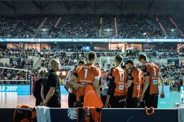 Mannheim, Deutschland, 29.01.2017: Volleyball DVV Pokal Saison 2016 2017 - DVV Pokalfinale - VfB Friedrichshafen - BR Volleys. Trainer Roberto Serniotti (BR Volleys) schwört sein Team auf das Spiel ein.