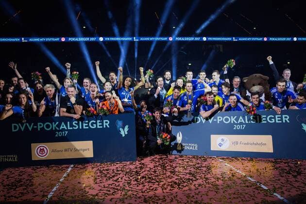 Mannheim, Deutschland, 29.01.2017: Volleyball DVV Pokal Saison 2016 2017 - DVV Pokalfinale 2017 - Siegerehrung. Siegerfoto. Der MTV Stuttgart und der VfB Friedrichshafen gewinnen den DVV Pokal 2017.