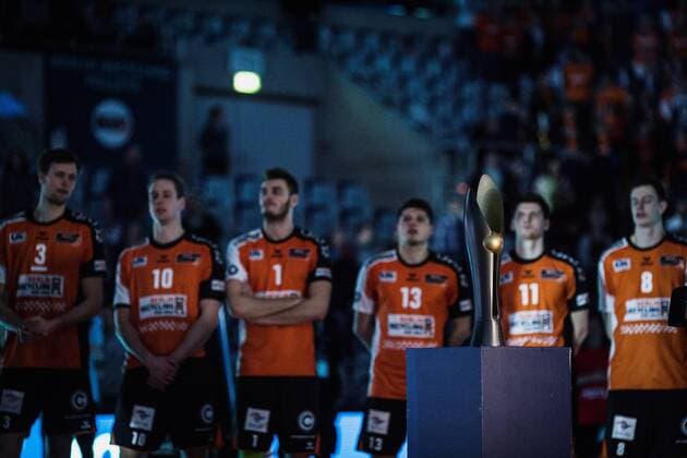 Mannheim, Deutschland, 29.01.2017: Volleyball DVV Pokal Saison 2016 2017 - DVV Pokalfinale 2017 - Siegerehrung. Spieler der BR Volleys stehen nach der Niederlage gegen den VfB Friedrichshafen vor dem DVV Pokal.