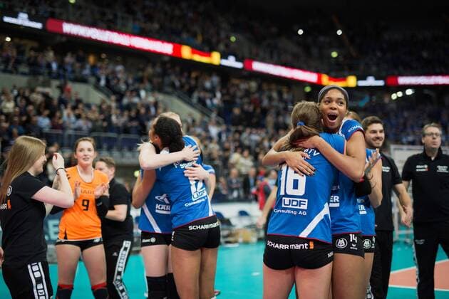 Mannheim, Deutschland, 29.01.2017: Volleyball DVV Pokal Saison 2016 2017 - DVV Pokalfinale - SSC Palmberg Schwerin - MTV Stuttgart. Aiyana Whitney (Stuttgart 14) und Michaela Mlejnkova (Stuttgart 16) jubeln nach dem Spiel.