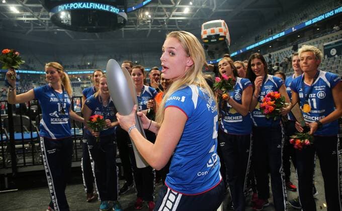 Mannheim Volleyball DVV-Pokalfinale 2017, SSC Palmberg Schwerin vs. Allianz MTV Stuttgart, Kim Renkema (MTV) mit Pokal
