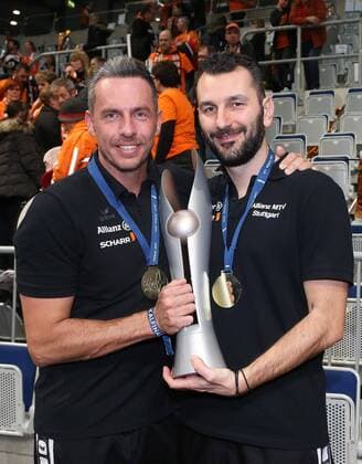 Mannheim Volleyball DVV-Pokalfinale 2017, SSC Palmberg Schwerin vs. Allianz MTV Stuttgart, v.l. Trainer Guillermo Hernandez und Co-Trainer Giannis Athanaspolous (MTV) mit Pokal