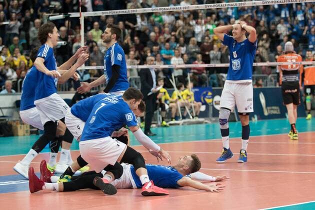 Spieler des VfB Friedrichshafen, jubeln über den Sieg, Jubel, Freude, Sieger, Gewinner, Pokalsieger, celebration, optimistisch, Action, Aktion, Volleyball, DVV Pokal Finale 2017 Männer, VfB Friedrichshafen - BR Volleys, xozx