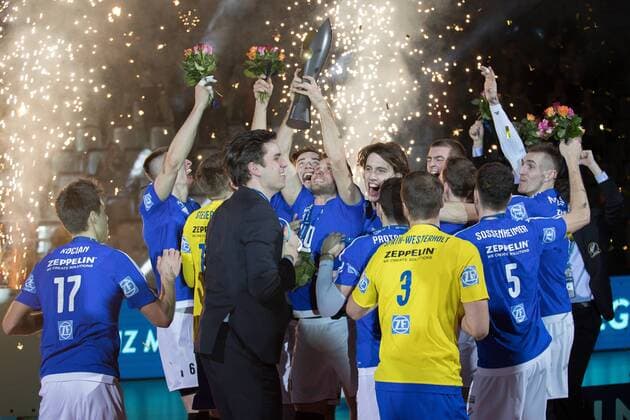 Spieler des VfB Friedrichshafen, jubeln über den Sieg, Jubel, Freude, Sieger, Gewinner, Pokalsieger, celebration, optimistisch, Action, Aktion, mit Pokal in der Hand, Volleyball, DVV Pokal Finale 2017, Siegerehrung, xozx