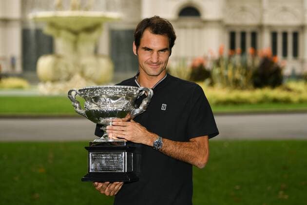 Bilder des Tages - SPORT Australian Open, Roger Federer Pressetermin vor dem Royal Exhibition Building in Melbourne January 30, 2017: Roger Federer of Switzerland pose for photographs with his trophy the at the Royal Exhibition Building after winning the Men s Final against Rafael Nadal of Spain in the 2017 Australian Open Grand Slam tennis tournament in Melbourne, Australia. Cal Media Tennis 2017: Australian Open Mens Trophy Shoot Jan 30 - ZUMAc04_ 20170130_zaf_c04_003 Copyright: xSydneyxLowx