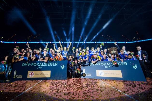 Siegerfoto Stuttgart und Friedrichshafen; DVV-Pokalfinale, SAP-Arena Mannheim Deutschland, 29.01.2017; Partie: VfB Friedrichshafen vs Berlin Recycling Volleys; Mannheim Copyright: xWuechner Eibner-Pressefotox EP_NWR