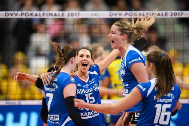 29.01.2017, SAP Arena, Mannheim Volleyball, DVV-Pokal Finale, Schweriner SC vs. Allianz MTV Stuttgart Jubel Renata Sandor ( 7 Stuttgart), Jennifer Pettke ( 15 Stuttgart), Deborah van Daelen ( 12 Stuttgart), Michaela Mlejnkova ( 16 Stuttgart)