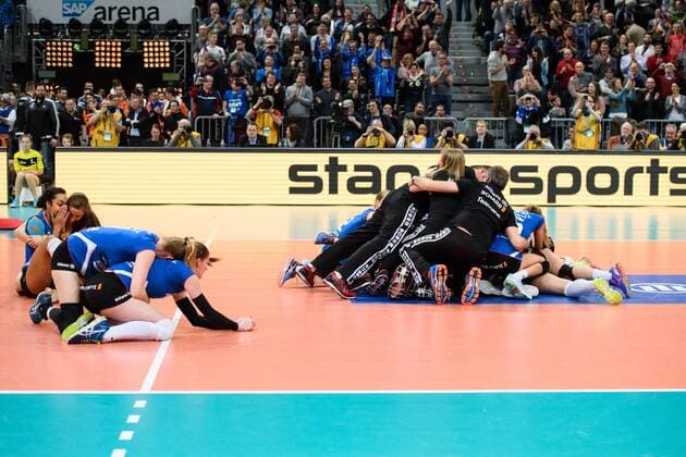 29.01.2017, SAP Arena, Mannheim Volleyball, DVV-Pokal Finale, Schweriner SC vs. Allianz MTV Stuttgart Jubel Stuttgart nach Matchball Sieg Pokalsieg