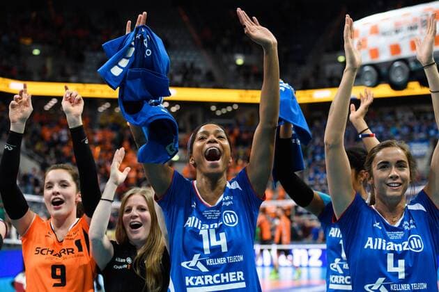 29.01.2017, SAP Arena, Mannheim Volleyball, DVV-Pokal Finale, Schweriner SC vs. Allianz MTV Stuttgart Jubel Julia Wenzel ( 9 Stuttgart), Aiyana Whitney ( 14 Stuttgart), Valerie Nichol ( 4 Stuttgart) nach Sieg Pokalsieg