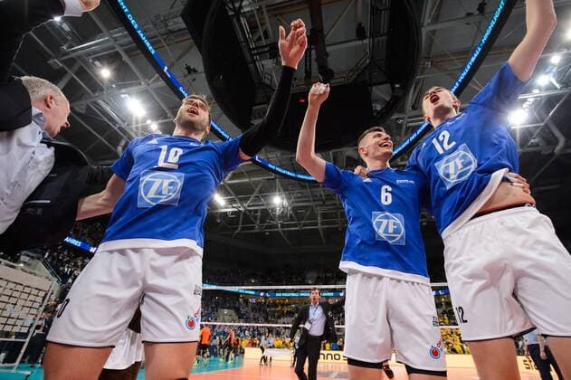 29.01.2017, SAP Arena, Mannheim Volleyball, DVV-Pokal Finale, VfB Friedrichshafen vs. Berlin Recycling Volleys Jubel Simon Tischer ( 10 Friedrichshafen), Michal Finger ( 6 Friedrichshafen), Jakob Günthör Günthoer ( 12 Friedrichshafen) nach Sieg Pokalsieg