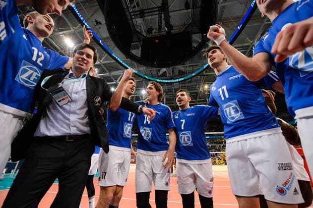 29.01.2017, SAP Arena, Mannheim Volleyball, DVV-Pokal Finale, VfB Friedrichshafen vs. Berlin Recycling Volleys Jubel Jakob Günthör Günthoer ( 12 Friedrichshafen), Radomir Vemic (Co-Trainer Friedrichshafen), Tomas Kocian ( 17 Friedrichshafen), Tomas Rousseaux ( 14 Friedrichshafen), Athanasios Protopsaltis ( 7 Friedrichshafen), Daniel Malescha ( 11 Friedrichshafen) nach Sieg Pokalsieg