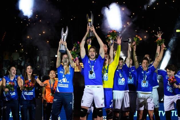 29.01.2017, SAP Arena, Mannheim Volleyball, DVV-Pokal Finale, Siegerehrung Kim Renkema ( 5 Stuttgart) und Simon Tischer ( 10 Friedrichshafen) mit Pokal Trophy