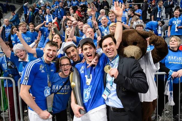 29.01.2017, SAP Arena, Mannheim Volleyball, DVV-Pokal Finale, Siegerehrung Jubel Michal Finger ( 6 Friedrichshafen), Tomas Rousseaux ( 14 Friedrichshafen), Radomir Vemic (Co-Trainer Friedrichshafen) nach Sieg Pokalsieg