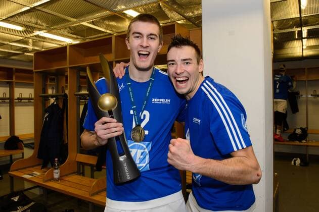 29.01.2017, SAP Arena, Mannheim Volleyball, DVV-Pokal Finale, Siegerehrung Party in der Kabine Jakob Günthör Günthoer ( 12 Friedrichshafen), Georg Klein ( 8 Friedrichshafen) mit Medaille Goldmedaille Pokal Trophy