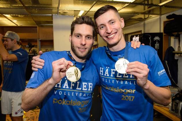 29.01.2017, SAP Arena, Mannheim Volleyball, DVV-Pokal Finale, Siegerehrung Party in der Kabine Georg Klein ( 8 Friedrichshafen), Markus Steuerwald ( 13 Simon Tischer ( 10 Friedrichshafen), Michal Finger ( 6 Friedrichshafen) mit Medaille Goldmedaille