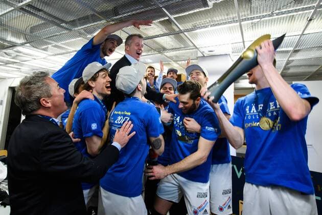 29.01.2017, SAP Arena, Mannheim Volleyball, DVV-Pokal Finale, Siegerehrung Party in der Kabine - Team Friedrichshafen Vital Heynen (Trainer Coach Friedrichshafen)