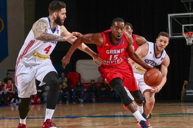 January 30, 2017 - Newark, DE, United States of America - Grand Rapids Drive Guard JORDAN CRAWFORD (15) dribbles pass Delaware 87ers Forward CARLOS LOPEZ-SOSA (4) in the second half of a NBA Basketball Herren USA D-league regular season game between the Delaware 87ers and the Grand Rapids Drive (Detroit Pistons) Monday, Jan. 30, 2017, at The Bob Carpenter Sports Convocation Center in Newark, DEL NBA D-LEAGUE BASKETBALL 2017 - JAN 30 - Grand Rapids Drive defeats Delaware 87ers 116-105 - ZUMAs124 20170130_zap_s124_010 Copyright: xSaquanxStimpsonx