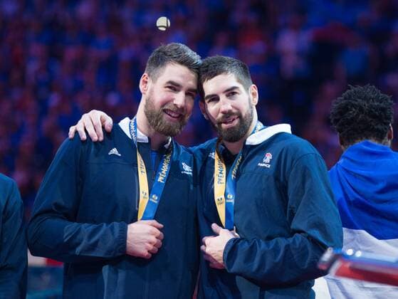 Siegerehrung: Die Brueder Luka und Nikola Karabatic (beideFRA) mit ihren Goldmedaillen. Frankreich gewinnt das Spiel mit 33-26 und ist Weltmeister 2017. Finale: Frankreich - Norwegen am 29.01.2017. Handball Weltmeisterschaft 2017 in Frankreich,