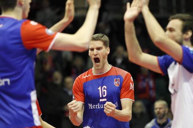 Deutschland - Rüsselsheim am Main - 31.01.2017 Volleyball - Hessen - CEV Champions League - Herren Saison 2016 2017 United Volleys Rheinmain (blau) - Crvena Zvezda BEOGRAD (ws) v.l. Christian Dünnes (RheinMain 16) United Volleys Rheinmain - Crvena Zvezda BEOGRAD
