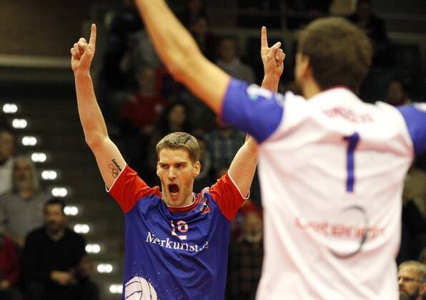Deutschland - Rüsselsheim am Main - 31.01.2017 Volleyball - Hessen - CEV Champions League - Herren Saison 2016 2017 United Volleys Rheinmain (blau) - Crvena Zvezda BEOGRAD (ws) v.l. Christian Dünnes (RheinMain 16), Florian Ringseis (RheinMain 1) United Volleys Rheinmain - Crvena Zvezda BEOGRAD