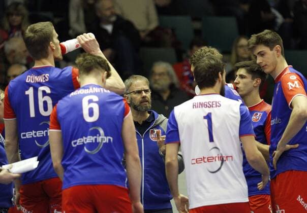 Deutschland - Rüsselsheim am Main - 31.01.2017 Volleyball - Hessen - CEV Champions League - Herren Saison 2016 2017 United Volleys Rheinmain (blau) - Crvena Zvezda BEOGRAD (ws) v.l. Christian Dünnes (RheinMain 16), Robert Adrian Aciobanitei (RheinMain 6), Trainer Michael Warm (RheinMain), Florian Ringseis (RheinMain 1), Tobias Krick (RheinMain 11) United Volleys Rheinmain - Crvena Zvezda BEOGRAD