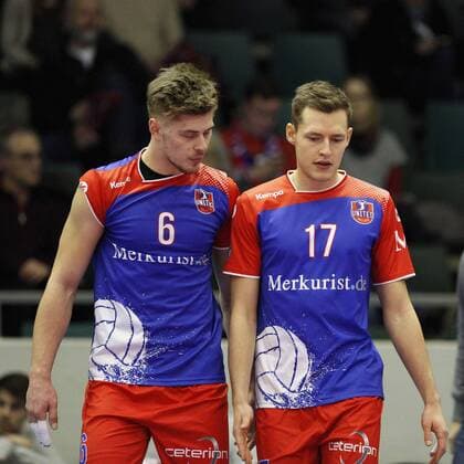 Deutschland - Rüsselsheim am Main - 31.01.2017 Volleyball - Hessen - CEV Champions League - Herren Saison 2016 2017 United Volleys Rheinmain (blau) - Crvena Zvezda BEOGRAD (ws) v.l. Robert Adrian Aciobanitei (RheinMain 6), Jan Zimmermann (RheinMain 17) United Volleys Rheinmain - Crvena Zvezda BEOGRAD