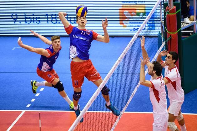 31.01.2017, Grosssporthalle, Ruesselsheim Volleyball, 2017 CEV Cup, Achtelfinale, United Volleys RheinMain (GER) vs. Roter Stern Belgrad (SRB) Angriff Tobias Krick ( 11 RheinMain) - Block Doppelblock Vuk Milutinovic ( 9 Belgrad), Nikola Veljovic ( 16 Belgrad)