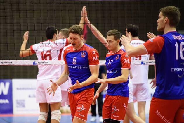 31.01.2017, Grosssporthalle, Ruesselsheim Volleyball, 2017 CEV Cup, Achtelfinale, United Volleys RheinMain (GER) vs. Roter Stern Belgrad (SRB) Lukas Bauer ( 5 RheinMain), Jan Zimmermann ( 17 RheinMain), Christian Dünnes Duennes ( 16 RheinMain)