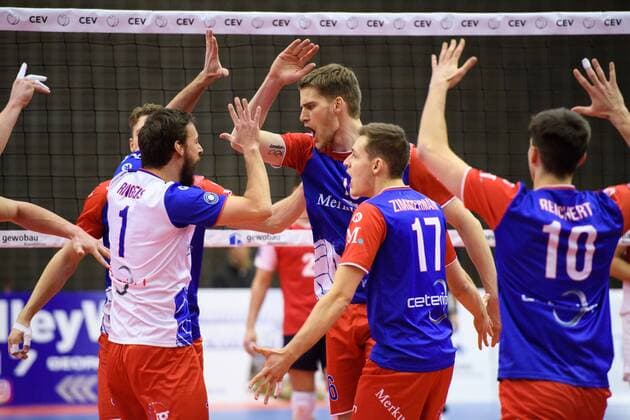 31.01.2017, Grosssporthalle, Ruesselsheim Volleyball, 2017 CEV Cup, Achtelfinale, United Volleys RheinMain (GER) vs. Roter Stern Belgrad (SRB) Jubel Florian Ringseis ( 1 RheinMain), Christian Dünnes Duennes ( 16 RheinMain), Jan Zimmermann ( 17 RheinMain), Moritz Reichert ( 10 RheinMain)