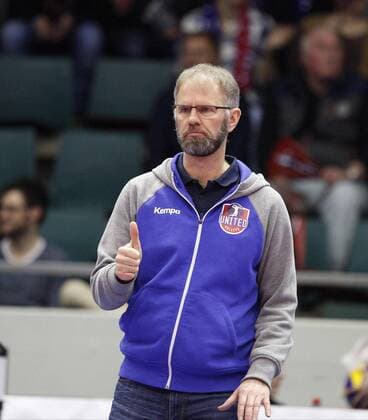 Deutschland - Rüsselsheim am Main - 31.01.2017 Volleyball - Hessen - CEV Champions League - Herren Saison 2016 2017 United Volleys Rheinmain (blau) - Crvena Zvezda BEOGRAD (ws) v.l. Daumen hoch von Trainer Michael Warm (RheinMain) United Volleys Rheinmain - Crvena Zvezda BEOGRAD