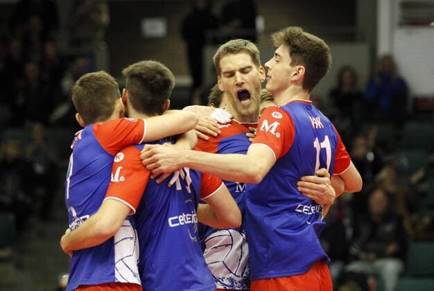 Deutschland - Rüsselsheim am Main - 31.01.2017 Volleyball - Hessen - CEV Champions League - Herren Saison 2016 2017 United Volleys Rheinmain (blau) - Crvena Zvezda BEOGRAD (ws) v.l. Jan Zimmermann (RheinMain 17), Moritz Reichert (RheinMain 10), Christian Dünnes (RheinMain 16), Tobias Krick (RheinMain 11) United Volleys Rheinmain - Crvena Zvezda BEOGRAD