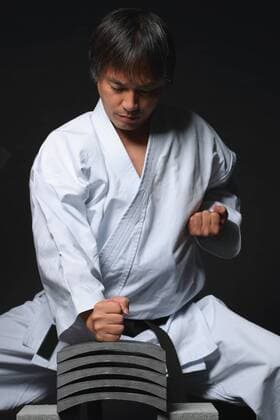 Japanese karate master breaking tiles R160619_MR01.jpg  (qdwg000966)
