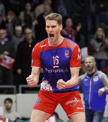 Bilder des Tages - SPORT Deutschland - Rüsselsheim am Main - 31.01.2017 Volleyball - Hessen - CEV Champions League - Herren Saison 2016 2017 United Volleys Rheinmain (blau) - Crvena Zvezda BEOGRAD (ws) v.l. Christian Dünnes (RheinMain 16) United Volleys Rheinmain - Crvena Zvezda BEOGRAD
