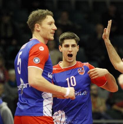 Deutschland - Rüsselsheim am Main - 31.01.2017 Volleyball - Hessen - CEV Champions League - Herren Saison 2016 2017 United Volleys Rheinmain (blau) - Crvena Zvezda BEOGRAD (ws) v.l. Lukas Bauer (RheinMain 5), Moritz Reichert (RheinMain 10) United Volleys Rheinmain - Crvena Zvezda BEOGRAD
