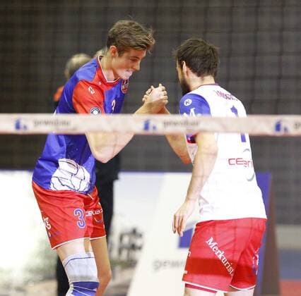 Deutschland - Rüsselsheim am Main - 31.01.2017 Volleyball - Hessen - CEV Champions League - Herren Saison 2016 2017 United Volleys Rheinmain (blau) - Crvena Zvezda BEOGRAD (ws) v.l. Mitchell Peter Tulley (RheinMain 3), Florian Ringseis (RheinMain 1) United Volleys Rheinmain - Crvena Zvezda BEOGRAD