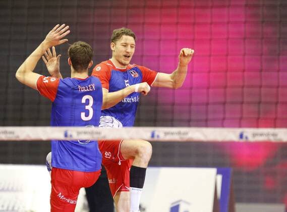 Deutschland - Rüsselsheim am Main - 31.01.2017 Volleyball - Hessen - CEV Champions League - Herren Saison 2016 2017 United Volleys Rheinmain (blau) - Crvena Zvezda BEOGRAD (ws) v.l. Mitchell Peter Tulley (RheinMain 3), Lukas Bauer (RheinMain 5) United Volleys Rheinmain - Crvena Zvezda BEOGRAD