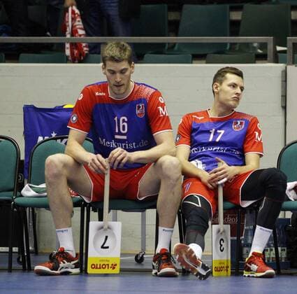 Deutschland - Rüsselsheim am Main - 31.01.2017 Volleyball - Hessen - CEV Champions League - Herren Saison 2016 2017 United Volleys Rheinmain (blau) - Crvena Zvezda BEOGRAD (ws) v.l. auf der Bank Christian Dünnes (RheinMain 16), Jan Zimmermann (RheinMain 17) United Volleys Rheinmain - Crvena Zvezda BEOGRAD
