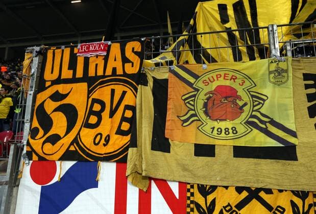 Sonntag 29.01.2017, Saison 2016 2017, 1. Bundesliga, 18. Spieltag in der Mainzer Opel-Arena, 1. FSV Mainz 05 - BVB 09 Borussia Dortmund, Die Dortmunder BVB-Fans unterstützen ihr Team im Gästeblock Zaunfahne der Ultragruppe Holligangruppe Riot 0231 und die Zaunfahne von The Unity mit Überhänger von Super 3 (Ultras von Aris Saloniki)