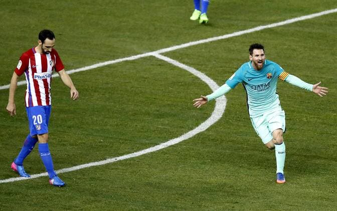 Themen der Woche - SPORT Bilder des Tages - SPORT Fußball, Copa del Rey, Atletico Madrid - FC Barcelona FC Barcelona Barca s Argentinian striker Leo Messi (R) jubilates his goal against Atletico Madrid during the King s Cup semifinal first leg match between Atletico Madrid and FC Barcelona played at Vicente Calderon stadium in Madrid, Spain on 01 February 2017. ATLETICO MADRID VS FC BARCELONA !ACHTUNG: NUR REDAKTIONELLE NUTZUNG!  20170201-636215827415752018