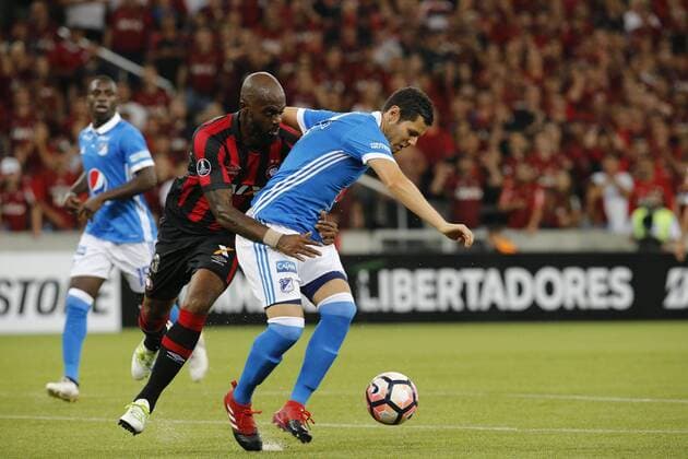Atletico Paranaense s Grafite (c) vies for the ball with Pedro Franco of Millonarios during their Copa Libertadores match at Joaquim Americo stadium in Curitiba, Brazil, 1 February 2017. ATLETICO PARANAENSE VS. MILLONARIOS !ACHTUNG: NUR REDAKTIONELLE NUTZUNG!  CUR001 20170202-636215961647814390