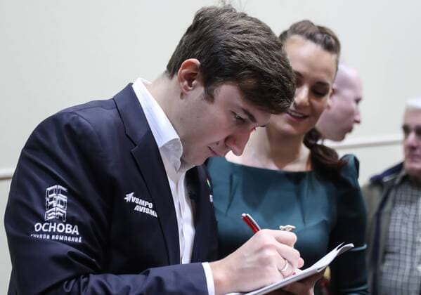 Verleihung Russischer Sportpreis MOSCOW, RUSSIA - FEBRUARY 2, 2017: Russian chess grandmaster Sergey Karjakin (L) and Olympic sabre fencing champion Sofya Velikaya attend the 2016 Silver Doe awards ceremony at the Russian Olympic Committee (ROC) building. The award was established by Russia s Federation of Sports Journalists and is presented annually to outstanding sportsmen and coaches. Sergei Savostyanov TASS  TS03FC02