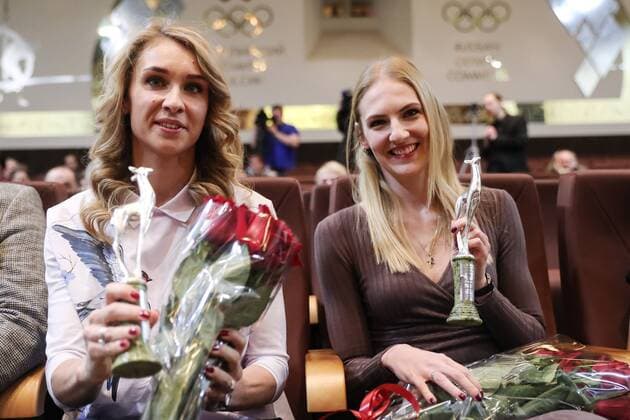 Verleihung Russischer Sportpreis MOSCOW, RUSSIA - FEBRUARY 2, 2017: Five-time Olympic synchronized swimming Synchronschwimmen champions Natalia Ishchenko (L) and Svetlana Romashina attend the 2016 Silver Doe awards ceremony at the Russian Olympic Committee (ROC) building. The award was established by Russia s Federation of Sports Journalists and is presented annually to outstanding sportsmen and coaches. SergeiSavostyanov TASS  TS03FBDE