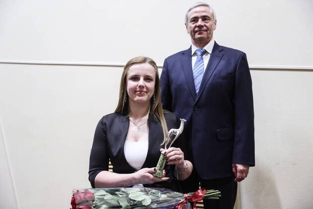 Verleihung Russischer Sportpreis MOSCOW, RUSSIA - FEBRUARY 2, 2017: Wheelchair fencing champion Viktoria Boikova attends the 2016 Silver Doe awards ceremony at the Russian Olympic Committee (ROC) building. The award was established by Russia s Federation of Sports Journalists and is presented annually to outstanding sportsmen and coaches. SergeiSavostyanov TASS  TS03FC05