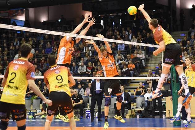 Volleyball, Herren, Saison 2016 17 CEV Champions League, 4. Spieltag, BR Volleys - Dukla Liberec, Aleksandar Okolic (Nr. 1, Berlin Recycling Volleys), Robert Kromm (Nr. 3, Berlin Recycling Volleys), Jan Galabov (Nr. 3, Dukla Liberec), 02.02.17,