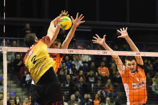 Volleyball, Herren, Saison 2016 17 CEV Champions League, 4. Spieltag, BR Volleys - Dukla Liberec, Tomas Krisko (Nr. 2, Dukla Liberec), Wouter ter Maat (Nr. 16, Berlin Recycling Volleys), Aleksandar Okolic (Nr. 1, Berlin Recycling Volleys), 02.02.17,