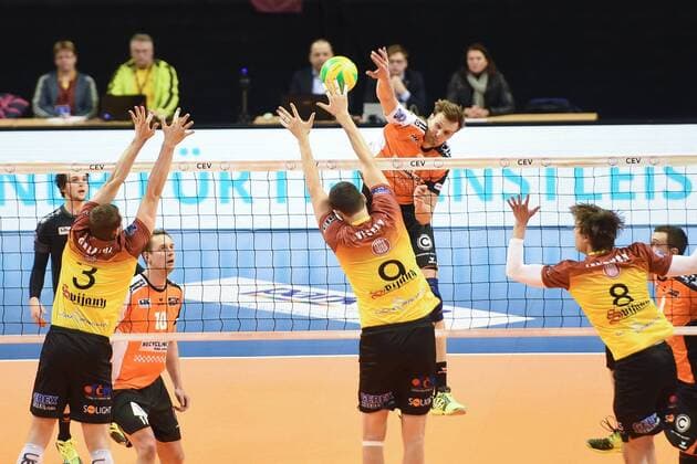 Volleyball, Herren, Saison 2016 17 CEV Champions League, 4. Spieltag, BR Volleys - Dukla Liberec, Jan Galabov (Nr. 3, Dukla Liberec), Jakub Veseley (Nr. 9, Dukla Liberec), Robert Kromm (Nr. 3, Berlin Recycling Volleys), Jakub Januch (Nr. 8, Dukla Liberec), 02.02.17,