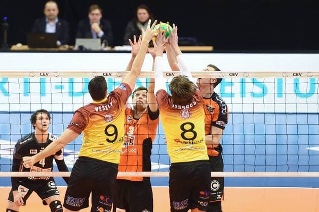 Volleyball, Herren, Saison 2016 17 CEV Champions League, 4. Spieltag, BR Volleys - Dukla Liberec, Jakub Veseley (Nr. 9, Dukla Liberec), Robert Kromm (Nr. 3, Berlin Recycling Volleys), Jakub Januch (Nr. 8, Dukla Liberec), Graham Vigrass (Nr. 8, Berlin Recycling Volleys), 02.02.17,