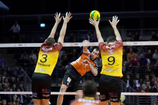 Berlin, Deutschland, 02.02.2017: Volleyball CEV Championsleague Saison 2016 2017 - Berlin Recycling Volleys - Ducla Liberec. Wouter ter Maat (BR Volleys 16) gegen den Block aus Jan Galabov (Liberec 3) und Jakub Vesely (Liberec 9)