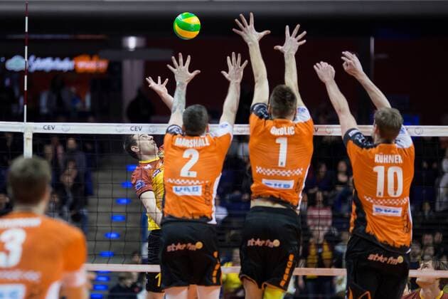 Berlin, Deutschland, 02.02.2017: Volleyball CEV Championsleague Saison 2016 2017 - Berlin Recycling Volleys - Ducla Liberec. Jan Galabov (Liberec 3) gegen den Block aus Steven Marshall (BR Volleys 2), Aleksandar Okolic (BR Volleys 1), Sebastian Kühner Kuehner (BR Volleys 10)